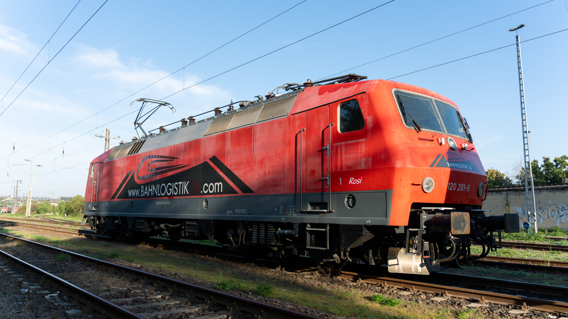 Bahnlogistik24 — Lokomotive im Bahnhof