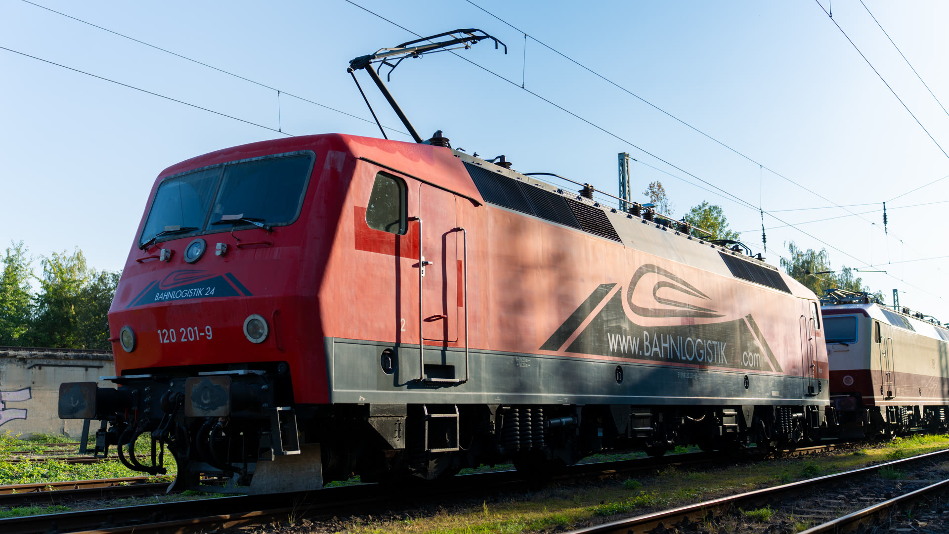 Bahnlogistik24 — Lokomotive im Gegenlicht